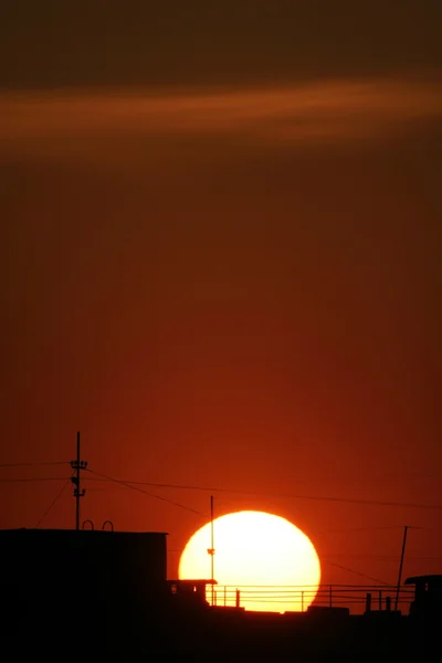 Pôr-do-sol escuro-roxo — Fotografia de Stock