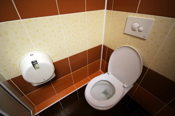 WC-pot in een toilet — Stockfoto