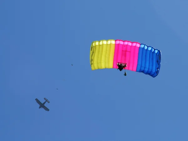 Parachute jumper en vliegtuig — Stockfoto