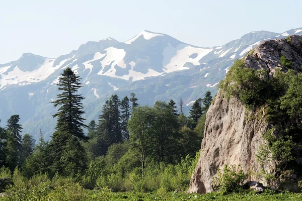 Góra kaukaski krajobraz — Zdjęcie stockowe