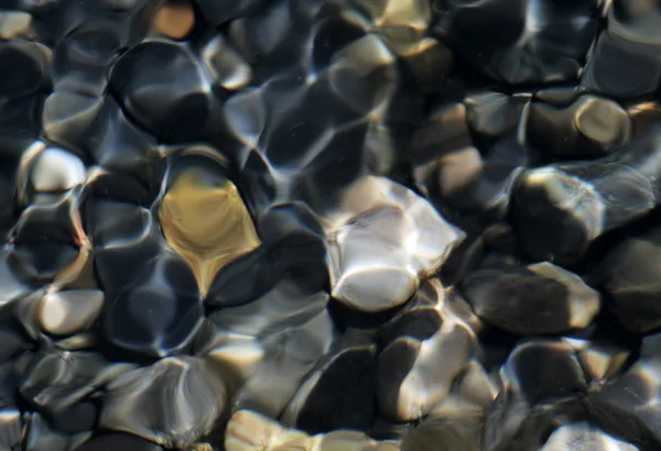 Pebble sob a água do rio de montanha — Fotografia de Stock