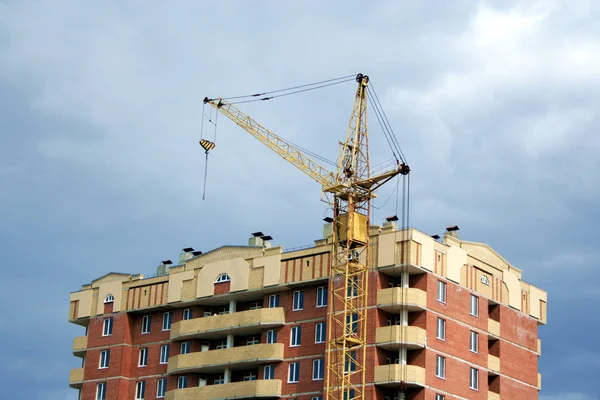 Lifting crane on the building new house — Stock Photo, Image