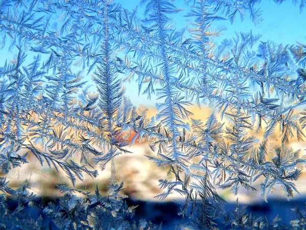 Padrões de inverno em janelas de vidro — Fotografia de Stock