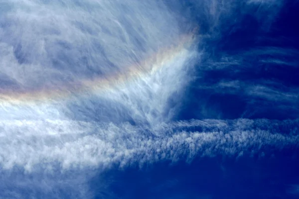 Flauschige Wolken und Regenbogen — Stockfoto