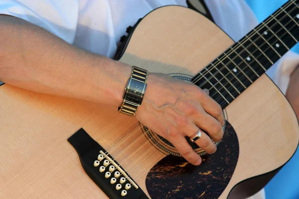 Hand des Gitarristen — Stockfoto