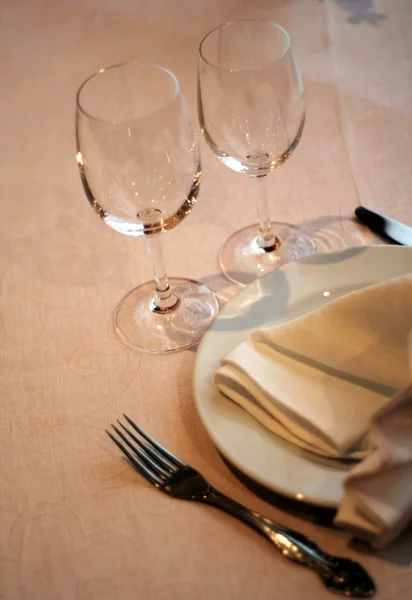 Wijnglazen op tafel — Stockfoto