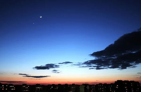 青い空に沈む夕日. — ストック写真