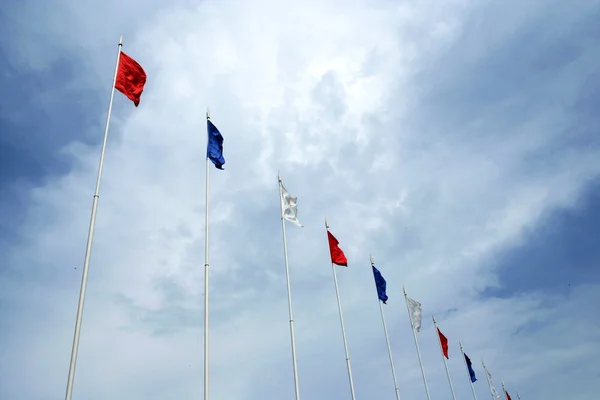 Färgade flaggor — Stockfoto