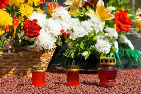 Svíčky a květiny na hřbitově — Stock fotografie