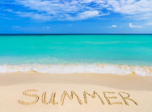 Slovo léto na pláži — Stock fotografie