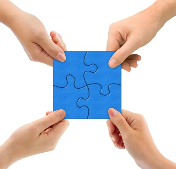 Handen en puzzelabstracte blauwe achtergrond voor uitnodiging — Stockfoto