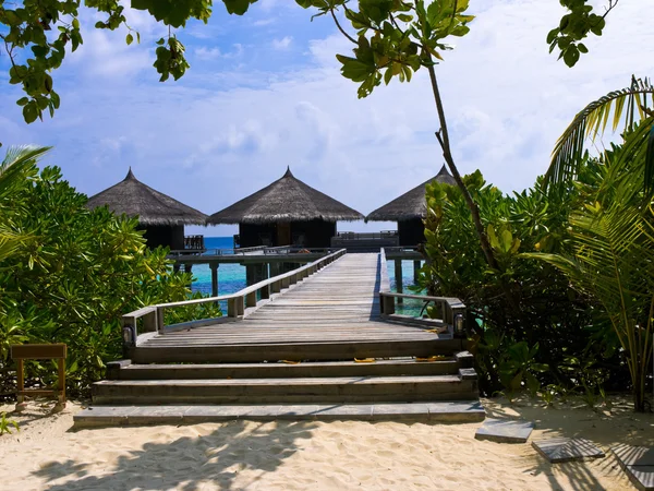 Vodní bungalovy na tropický ostrov — Stock fotografie