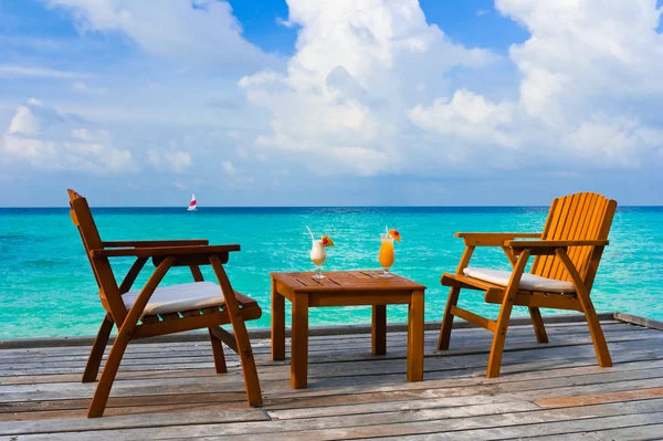 Two cocktails on table, beach cafe — Stock Photo, Image