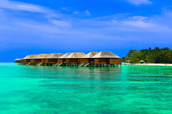Tropik bir adada su bungalov — Stok fotoğraf