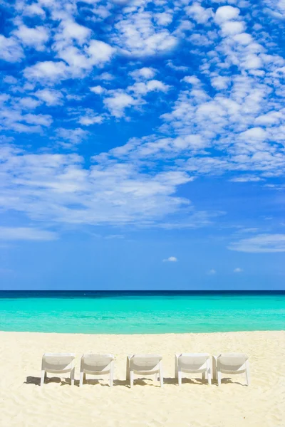 Sillas en la playa tropical — Foto de Stock