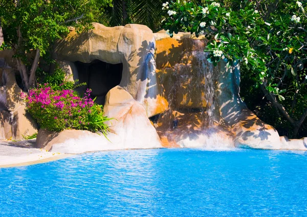 Zwembad en waterval in het hotel — Stockfoto