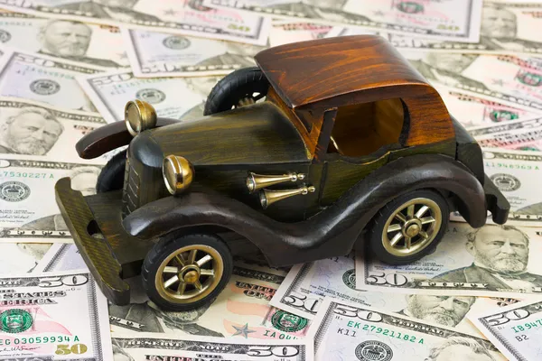 Brinquedo retro carro no fundo do dinheiro — Fotografia de Stock