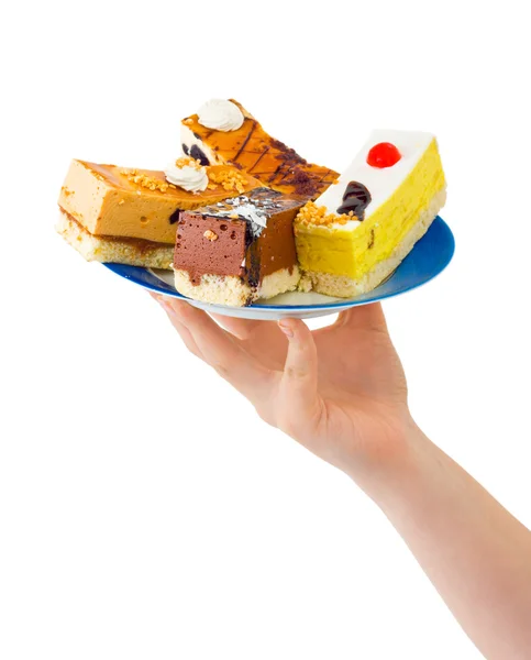 Рука дає тарілку з тістечками — стокове фото