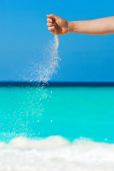 Mão e areia — Fotografia de Stock