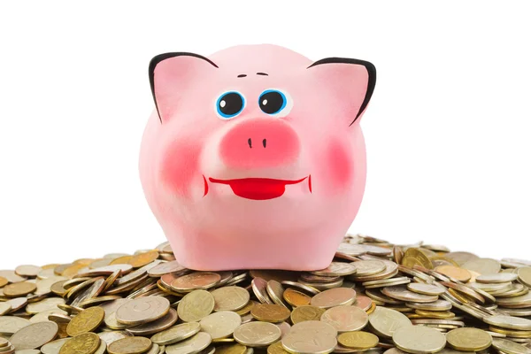 Piggy bank en heap van munten — Stockfoto