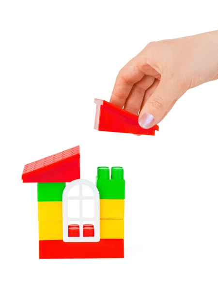 Hand och toy house — Stockfoto