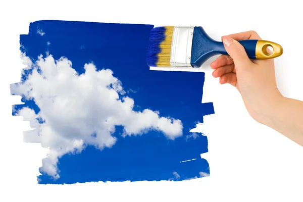 Paintbrush resim gökyüzü ile el — Stok fotoğraf