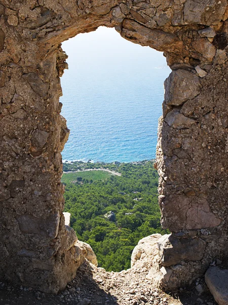 Vista através da abertura da parede de Monolit — Fotografia de Stock