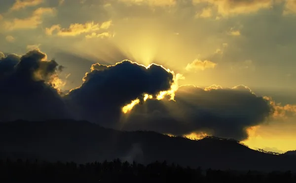 구름 뒤에 태양 — 스톡 사진