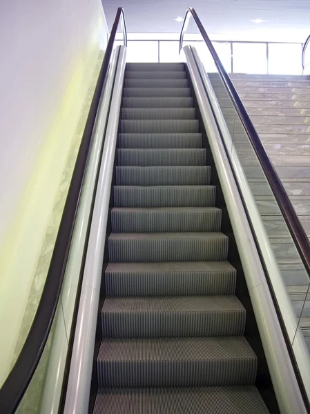 Flygplats rulltrappa — Stockfoto