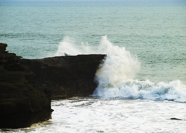 Welle bricht gegen die Felsen — Stockfoto
