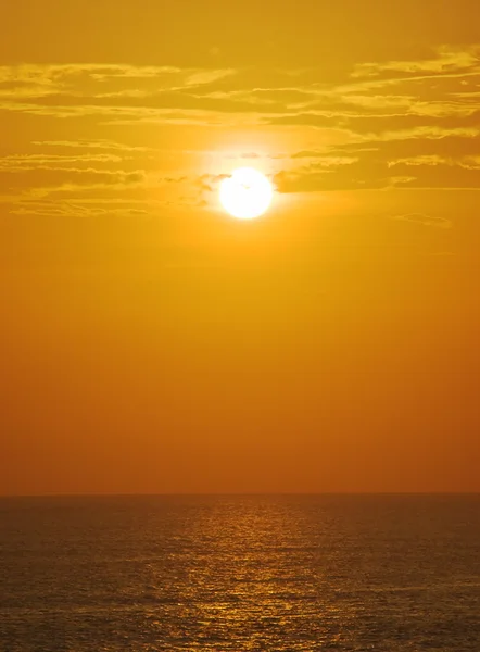 Mlha západ slunce nad oceánem — Stock fotografie