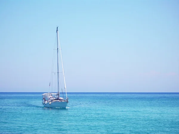 Jachta ve Středozemním moři — Stock fotografie