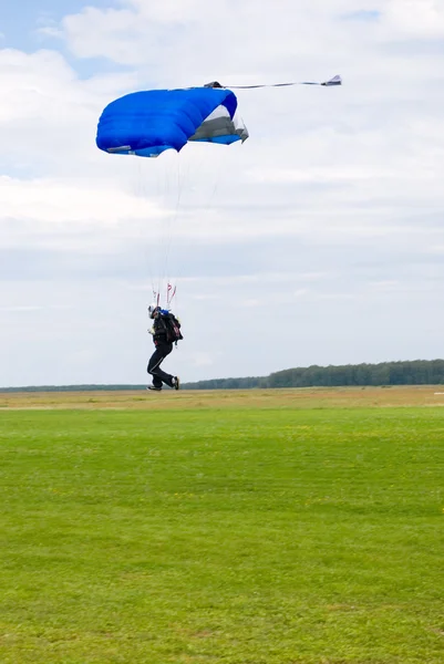 Esportista após salto de paraquedas — Fotografia de Stock