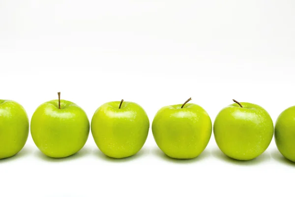 Sechs grüne Äpfel — Stockfoto
