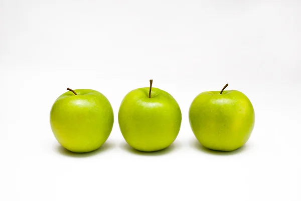 Tre gröna äpplen — Stockfoto