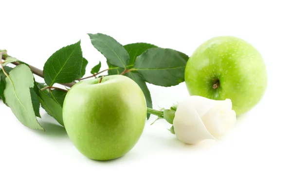 Beyaz gül ve elma — Stok fotoğraf