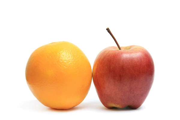 Früchte Orange und Apfel isoliert — Stockfoto