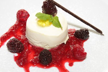 Panna cotta tatlı