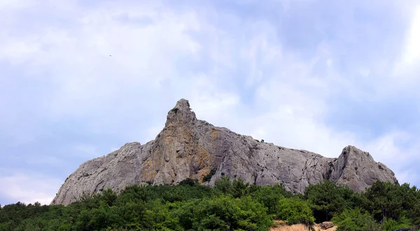 Felsen auf der Krim mit blauem Himmel und Grün Stockbild