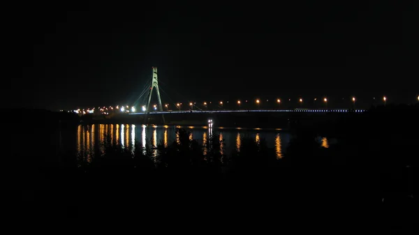 Ніч мосту міста Києва — стокове фото