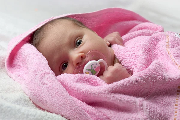 Bebê infantil em toalha rosa — Fotografia de Stock
