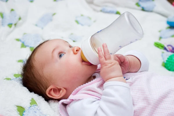 Bebê bebendo leite de garrafa — Fotografia de Stock