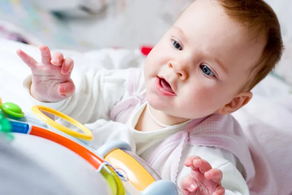Bebek oyuncakla oynamak — Stok fotoğraf