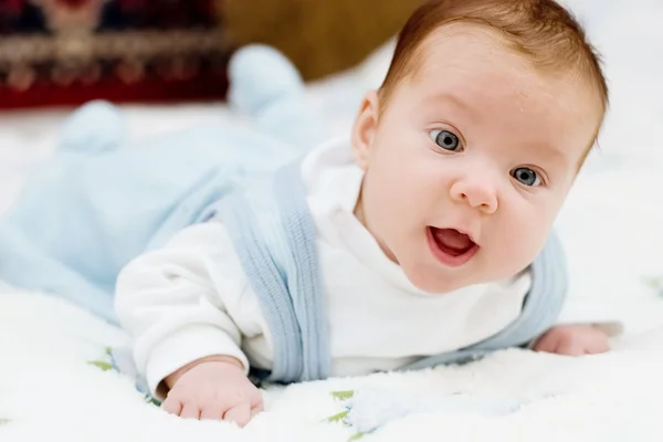Baby in blauwe peuters — Stockfoto