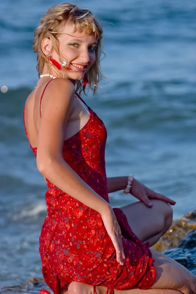 微笑着名的年轻女子，在海滩 — 图库照片
