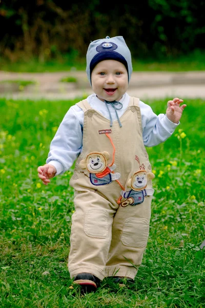 草原に男の子の赤ちゃん — ストック写真