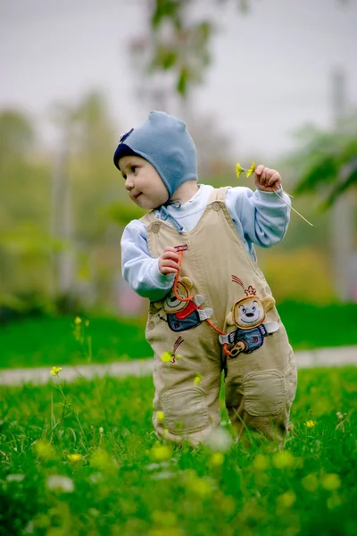 Дитячий хлопчик робить перші кроки — стокове фото
