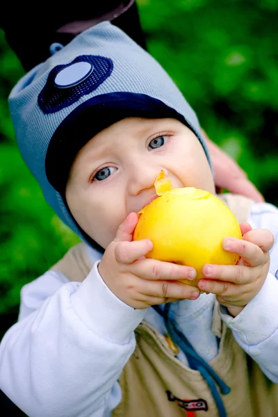 Baby jongen eten grote apple — Stockfoto