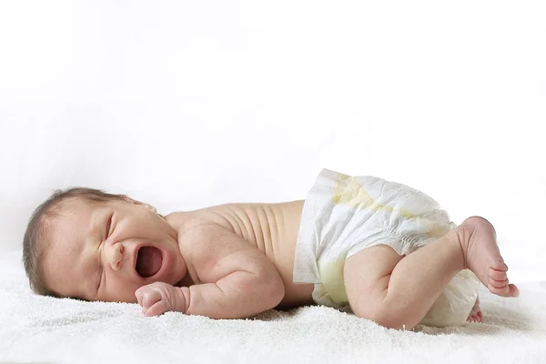 Зевая младенческой ребенка — стоковое фото