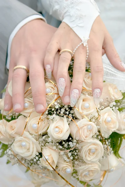 Anéis e mãos — Fotografia de Stock